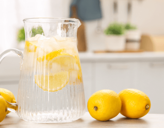 Güne bir bardak limonlu su ile başlayın.